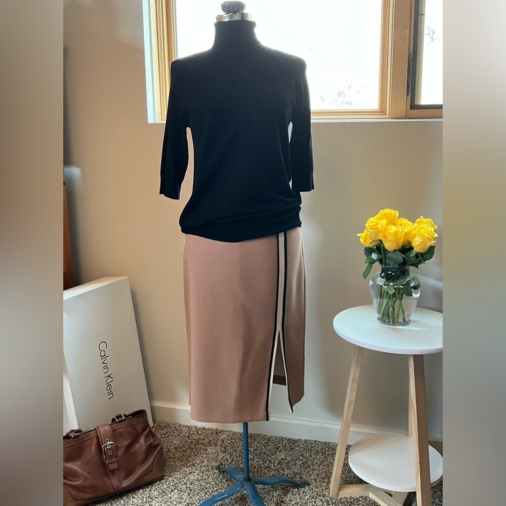 Zara knit midi pencil skirt with white and black detail. Sz L. Like new!